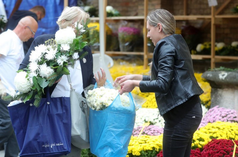 Građani obilaze posljednja počivališta najmilijih na groblju Mirogoj