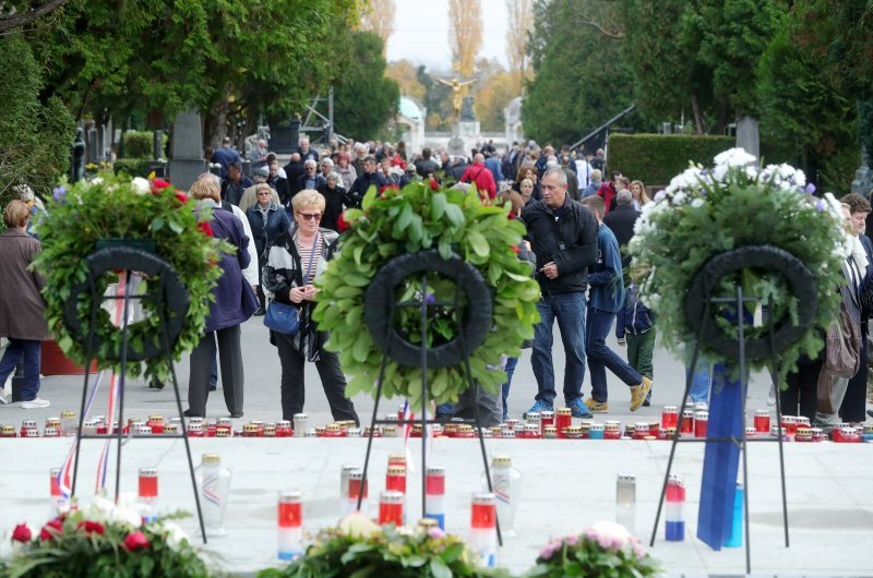 Građani obilaze posljednja počivališta najmilijih na groblju Mirogoj