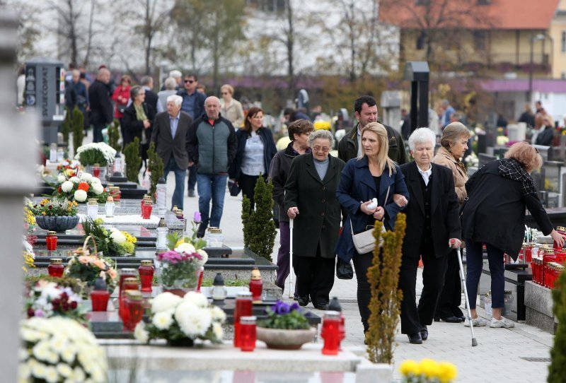 Karlovac: Građani obišli groblje na blagdan Svih svetih