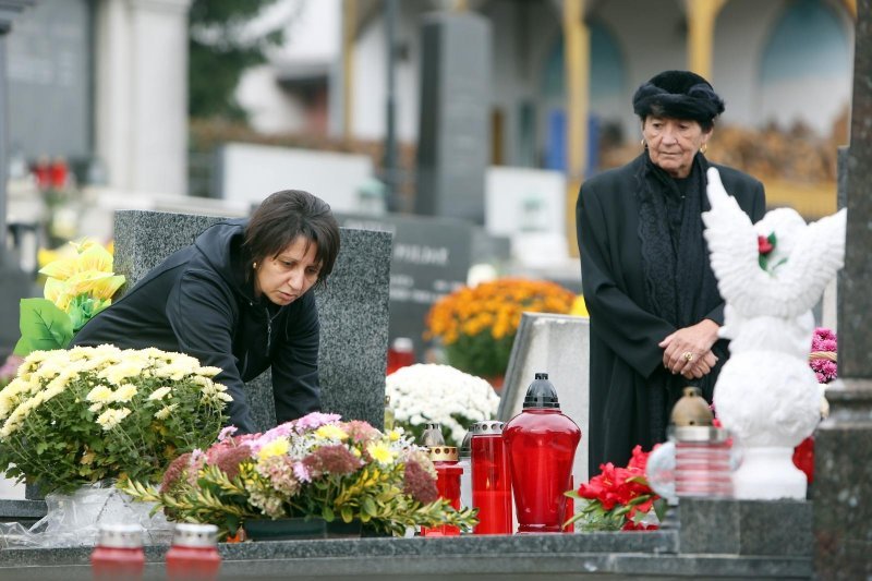 Karlovac: Građani obišli groblje na blagdan Svih svetih