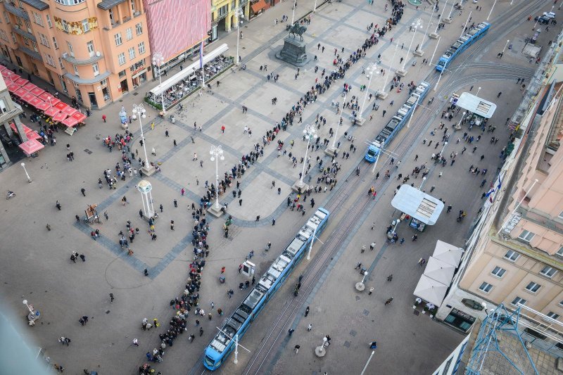 Zagreb: Građani u koloni čekaju organizirani prijevoz do groblja Mirogoj