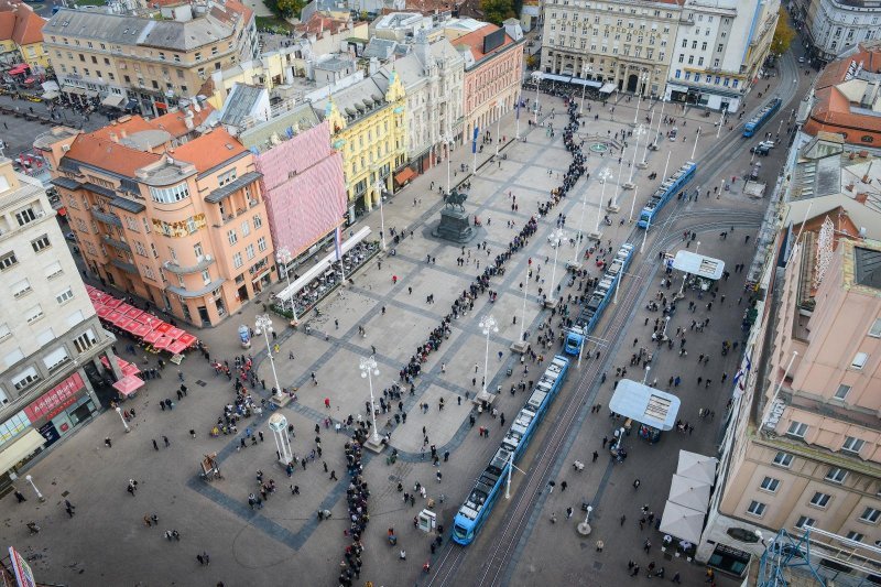 Zagreb: Građani u koloni čekaju organizirani prijevoz do groblja Mirogoj