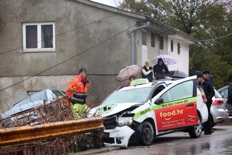 Vozač Taxi Cammea udario parkirano vozilo koje je završilo na zaštitnoj ogradi