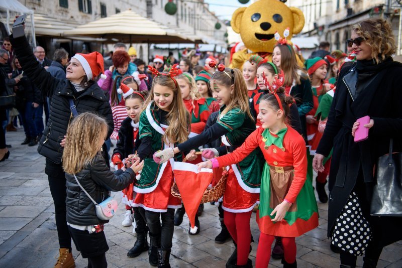 Dječja Nova godina na Stradunu uz Tonija Cetinskog i Ninu Badrić