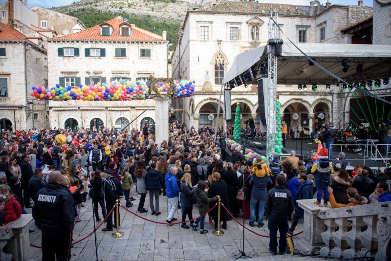 Dječja Nova godina na Stradunu uz Tonija Cetinskog i Ninu Badrić