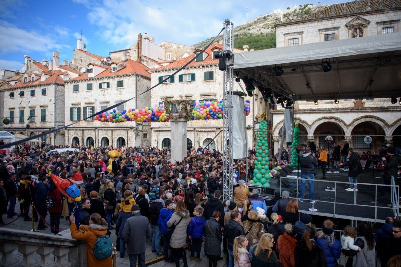 Dječja Nova godina na Stradunu uz Tonija Cetinskog i Ninu Badrić