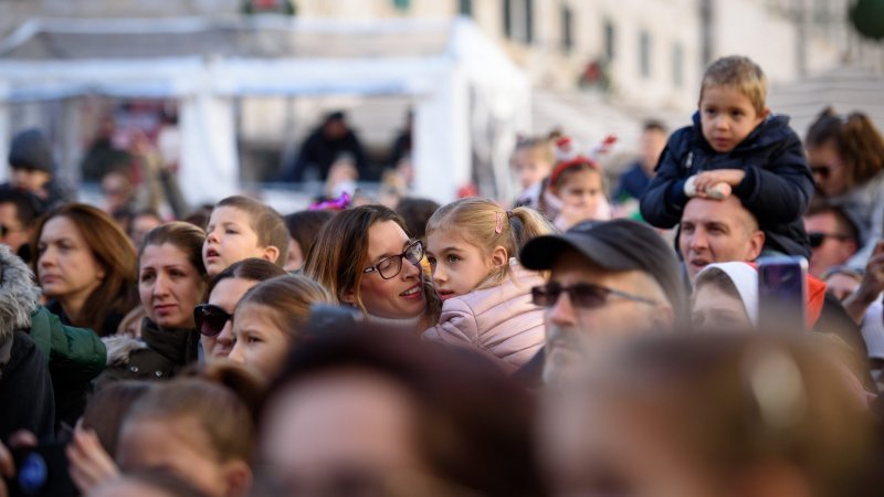 Dječja Nova godina na Stradunu uz Tonija Cetinskog i Ninu Badrić