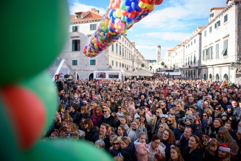 Dječja Nova godina na Stradunu uz Tonija Cetinskog i Ninu Badrić