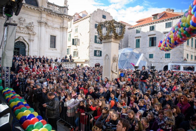 Dječja Nova godina na Stradunu uz Tonija Cetinskog i Ninu Badrić