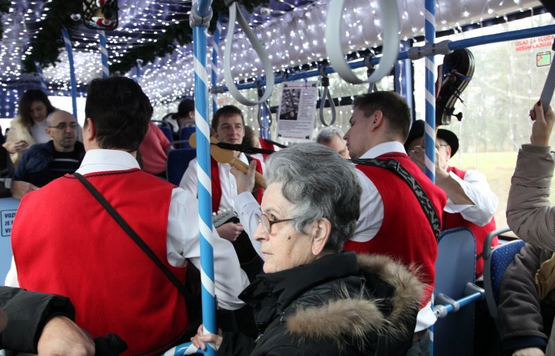 Sisački Auto promet razveselio putnike tamburašima i toplim kiflicama