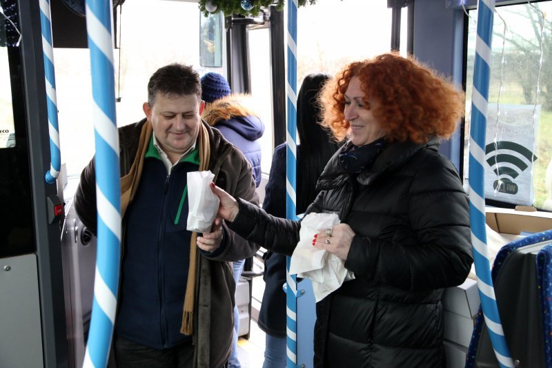 Sisački Auto promet razveselio putnike tamburašima i toplim kiflicama