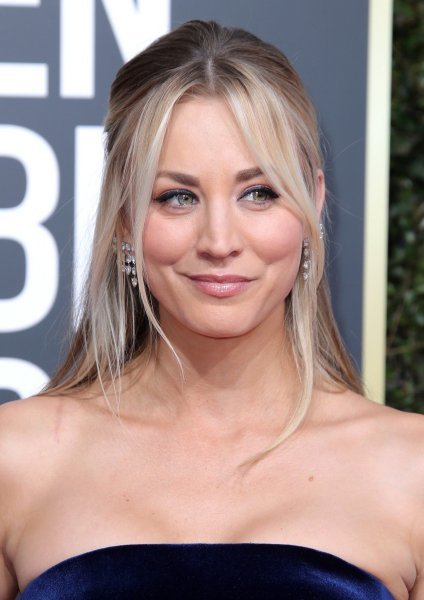 Kaley Cuoco u haljini Monique Lhuillier