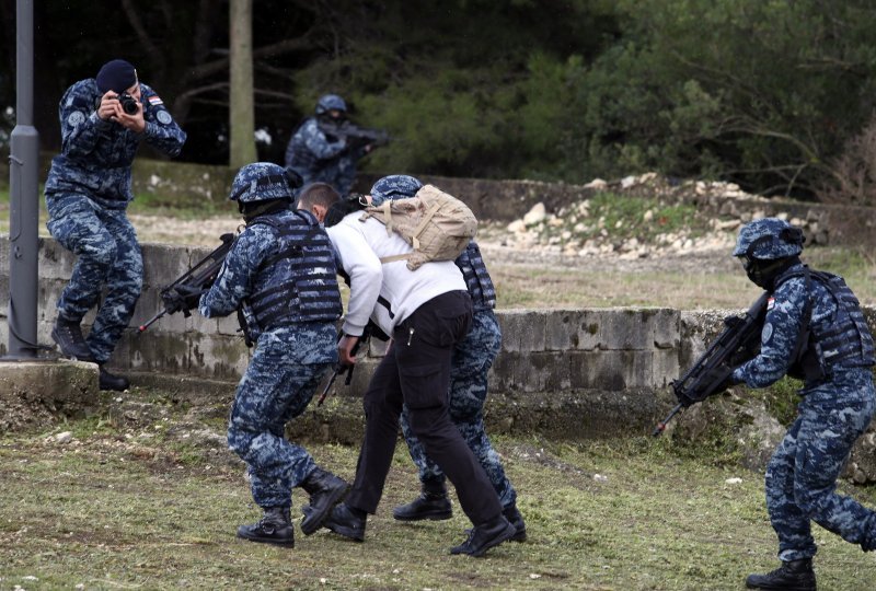 Vojna vježba za Plenkovićeva posjeta vojarni 116. brigade HV-a u Pločama