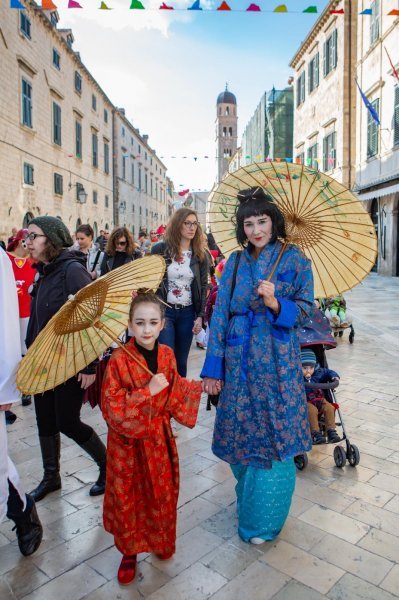 Dubrovnik: Maškarana povorka djece i roditelja preko Straduna