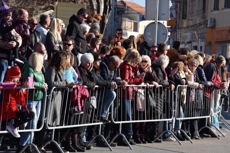 Murter: Maštovito maskirana djeca sudjelovala u karnevalskoj povorci