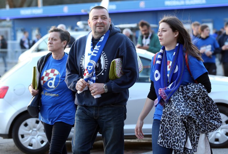 Navijači Dinama ispred stadiona