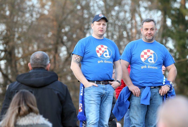 Navijači Dinama ispred stadiona