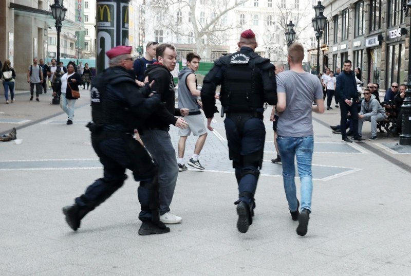 Budimpešta: Policija spriječila incident kada je gradom prošetao jedan mladić sa zastavom Srbije