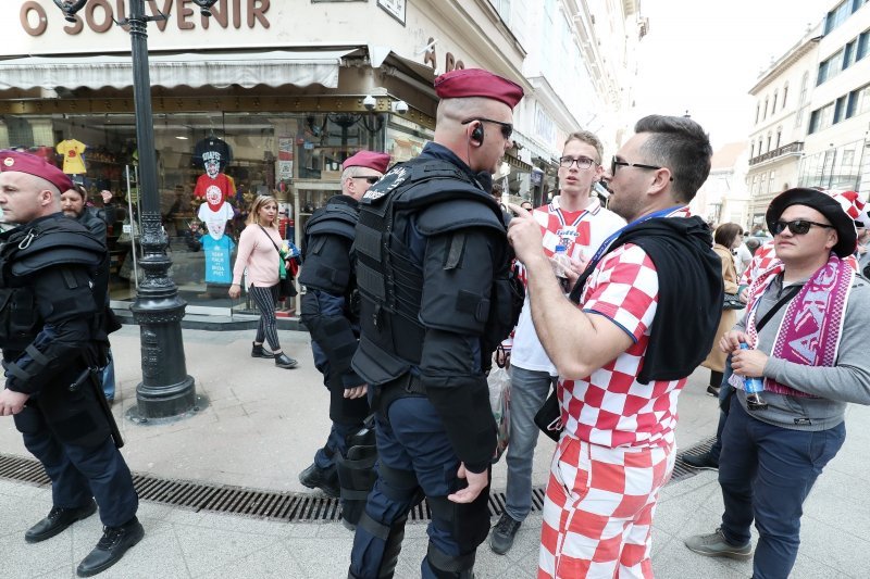 Budimpešta: Policija spriječila incident kada je gradom prošetao jedan mladić sa zastavom Srbije