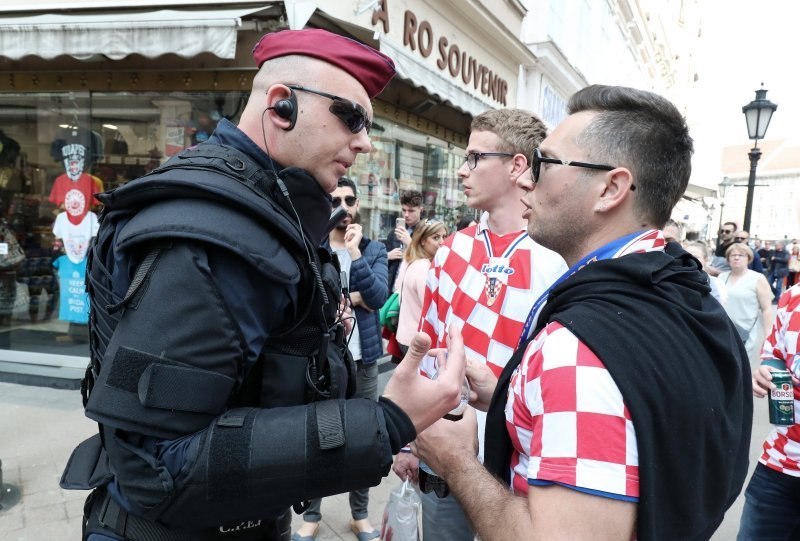 Budimpešta: Policija spriječila incident kada je gradom prošetao jedan mladić sa zastavom Srbije