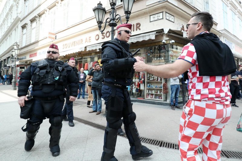 Budimpešta: Policija spriječila incident kada je gradom prošetao jedan mladić sa zastavom Srbije