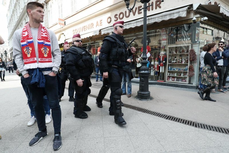 Budimpešta: Policija spriječila incident kada je gradom prošetao jedan mladić sa zastavom Srbije