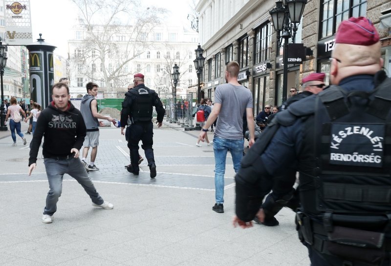 Budimpešta: Policija spriječila incident kada je gradom prošetao jedan mladić sa zastavom Srbije