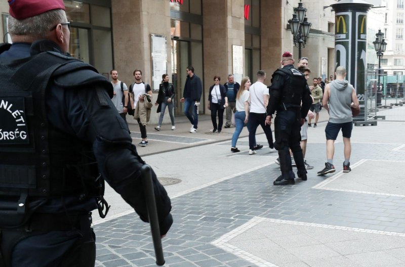 Budimpešta: Policija spriječila incident kada je gradom prošetao jedan mladić sa zastavom Srbije