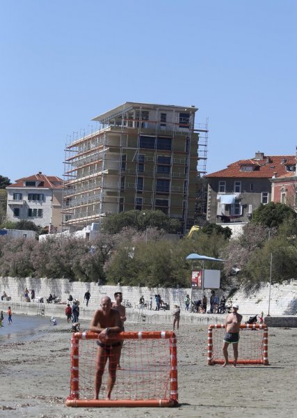 Split: Sunčani dan građani i turisti iskoristili za uživanje na Bačvicama