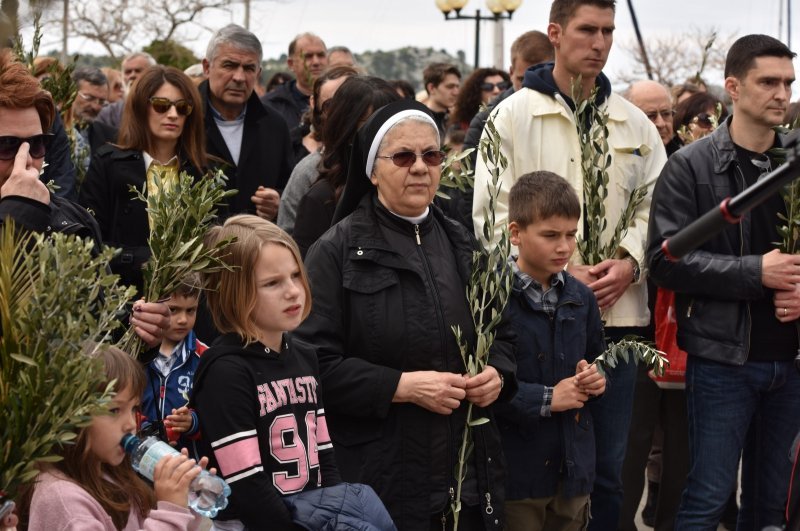 Šibenik: Biskup Tomislav Rogić u procesiji na Cvjetnicu blagoslovio maslinove grančice