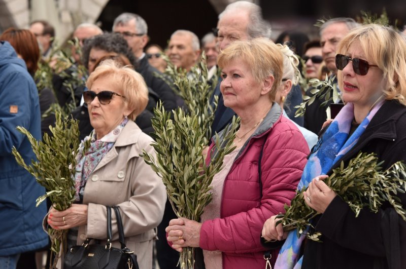 Šibenik: Biskup Tomislav Rogić u procesiji na Cvjetnicu blagoslovio maslinove grančice