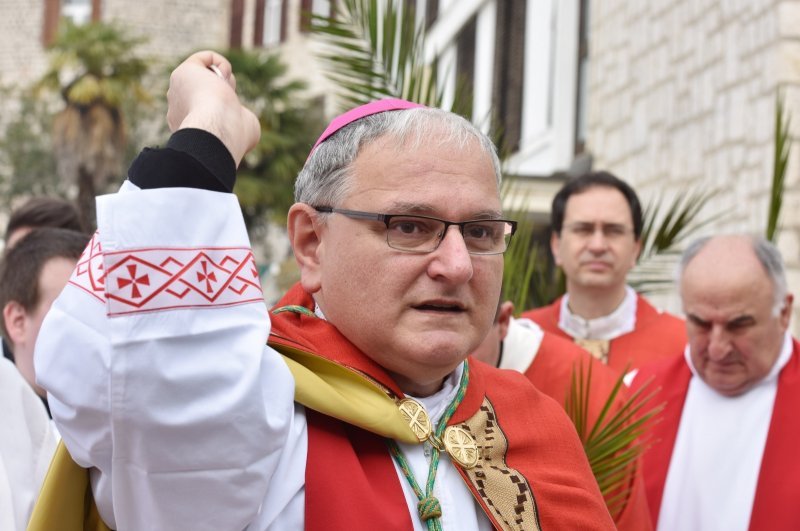 Šibenik: Biskup Tomislav Rogić u procesiji na Cvjetnicu blagoslovio maslinove grančice