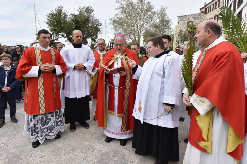 Šibenik: Biskup Tomislav Rogić u procesiji na Cvjetnicu blagoslovio maslinove grančice