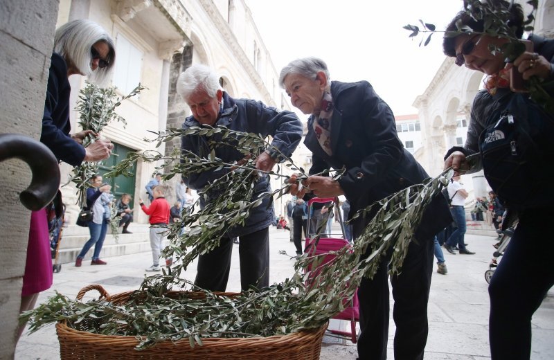 Split: Na Peristilu blagoslovljene grančnice i održana misa na Cvjetnicu