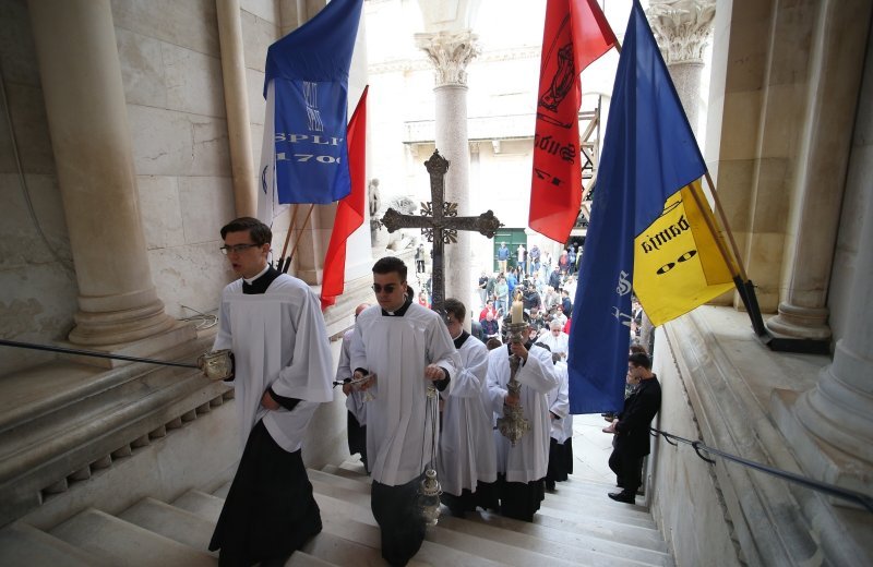 Split: Na Peristilu blagoslovljene grančnice i održana misa na Cvjetnicu