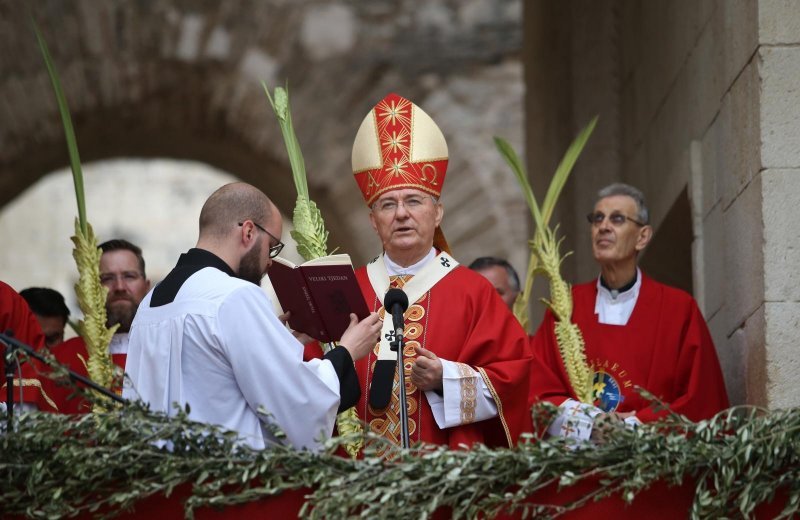 Split: Na Peristilu blagoslovljene grančnice i održana misa na Cvjetnicu