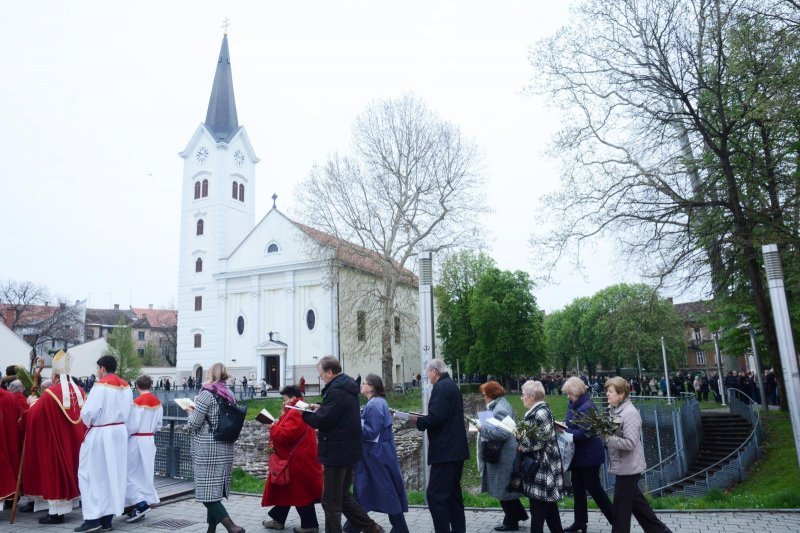 Sisak: Procesiju Cvjetnice i blagoslov maslinovih grančica predvodio biskup Vlado Košić