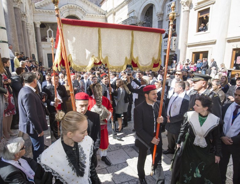 Predsjednica Kolinda Grabar Kitarović u procesiji sv. Dujma u Splitu