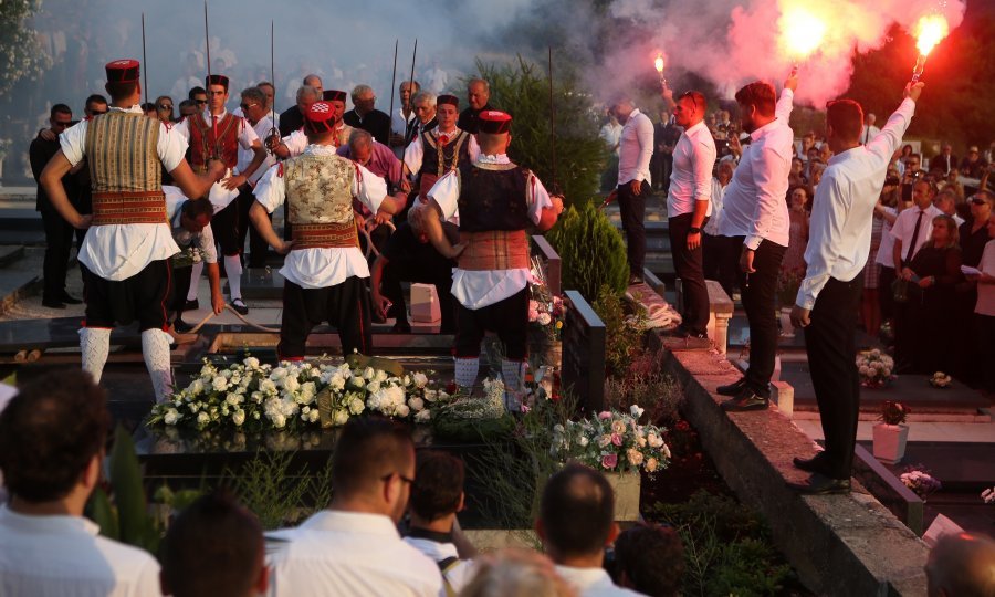 Slikovni rezultat za slika oliver grob