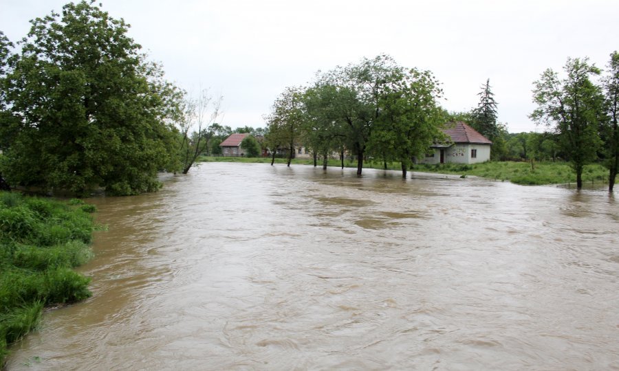 Poplave U BiH Se šire, Blokirane Brojne Prometnice, Krenule I ...