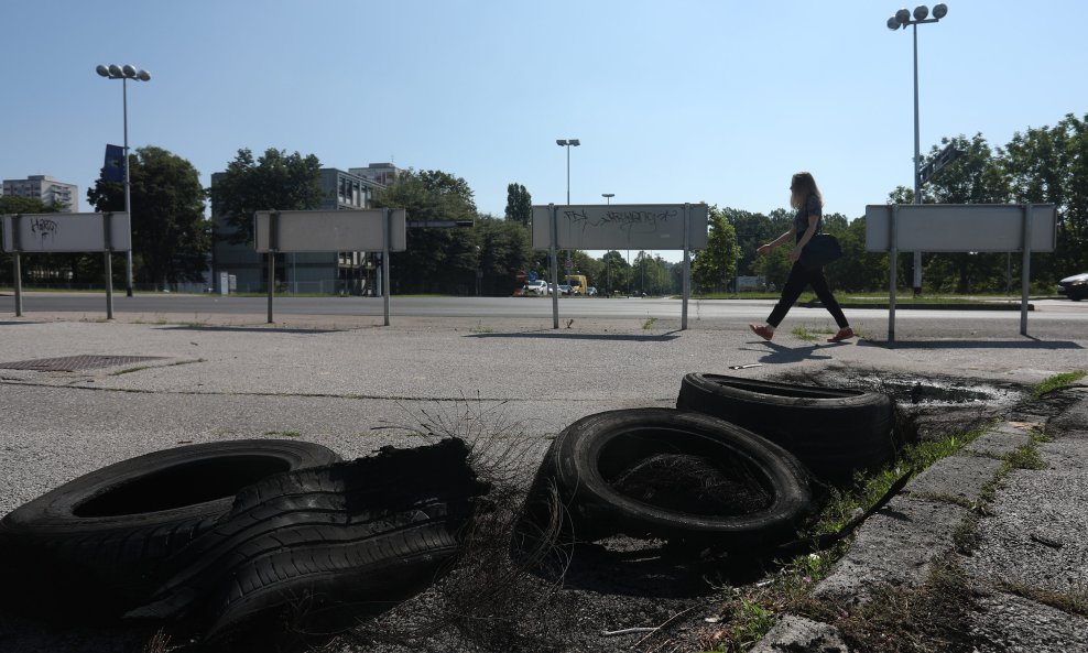 Zapaljene gume u Novom Zagrebu