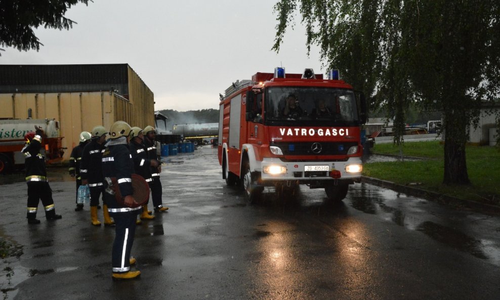 Vatrogasci na mjestu požara u Grubišnom Polju