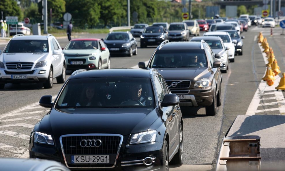 Kod naplatnih postaja Lučko i Demerje kolona je na izlazu prema Zagrebu oko 800 m