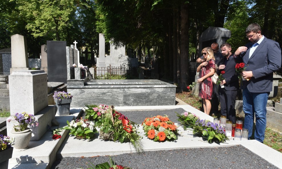 Izaslanstvo HNS-a u utorak je položilo vijenac i zapalilo svijeće na  grobu na Mirogoju.