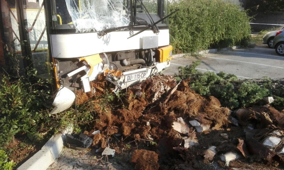 Policija traga za trojicom mladića koji su nakon incidenta pobjegli i ostavili uništeni autobus