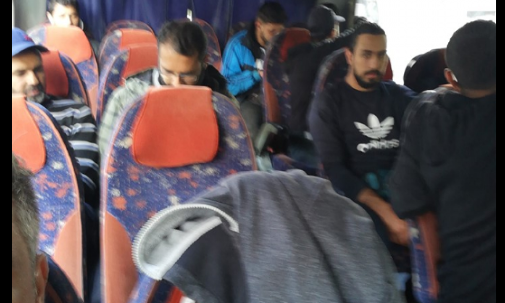 Migranti na sjedalima u stražnjem dijelu autobusa