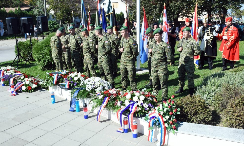 Tijekom Domovinskog rata poginulo je 598 Petrinjaca, od kojih 303 hrvatska branitelja. Još se ne zna sudbina 89 nestalih Petrinjaca.