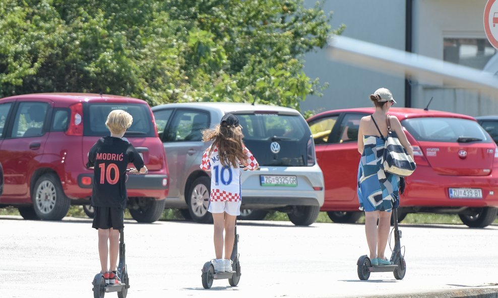 Električne romobile sve češće voze odrasli, ali i djeca