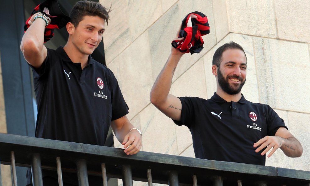 Mattia Caldara i Gonzalo Higuain