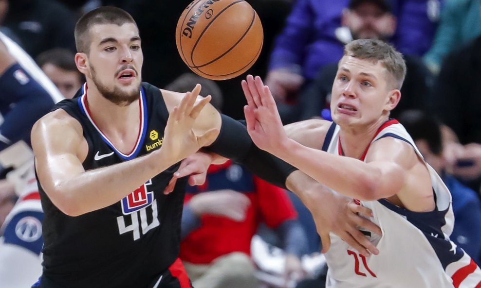 Ivica Zubac (L) vs. Moritz Wagner